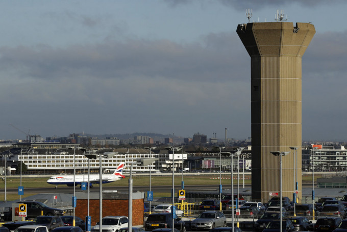 倫敦蓋特威克和希斯路兩個機場先後遭受無人機干擾、導致航空交通大混亂。AP