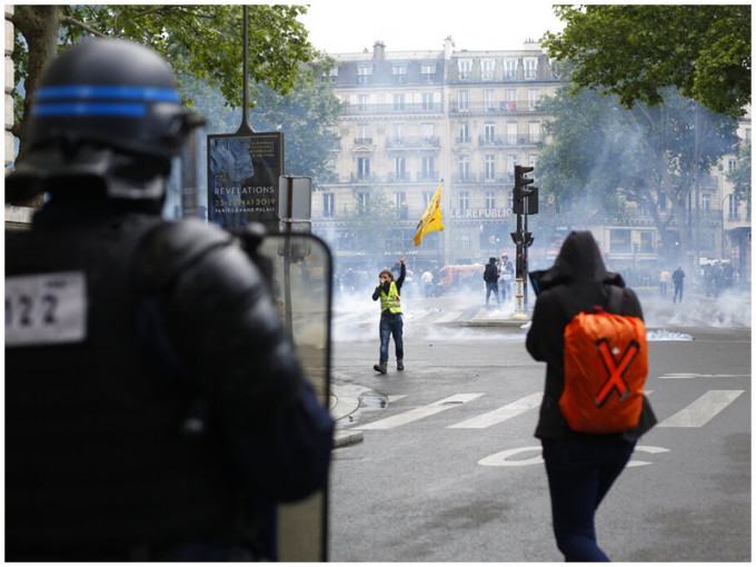 巴黎共和國廣場爆發衝突。AP