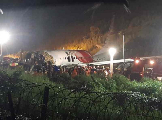 肇事客機機身斷成兩截。AP
