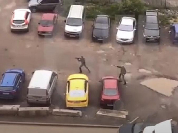 莫斯科南部雅斯尼居民区附近的一个停车场，发生枪击案。(网图)