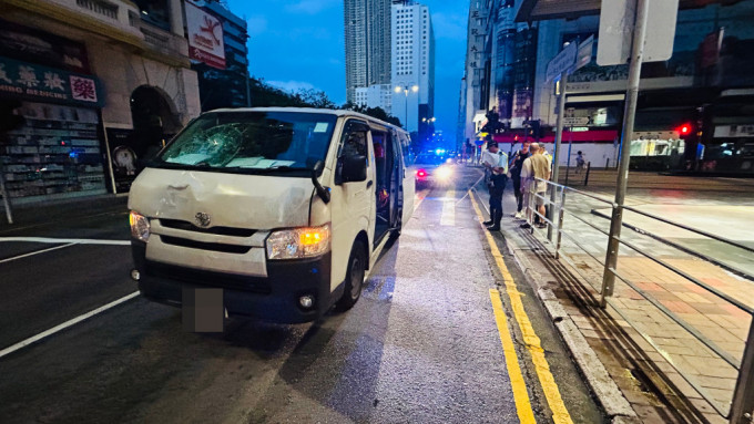 一輛客貨車在彌敦道撞到一名男途人，昏迷送院。蔡楚輝攝