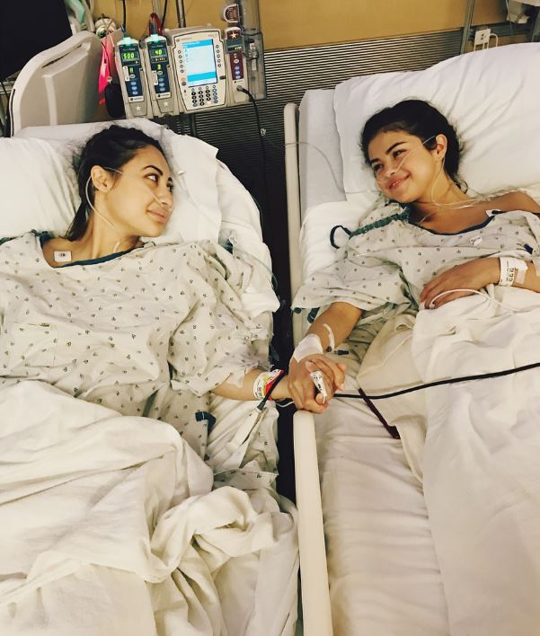 Selena（右）宣佈做了腎臟移植手術，感激閨蜜的無私。
