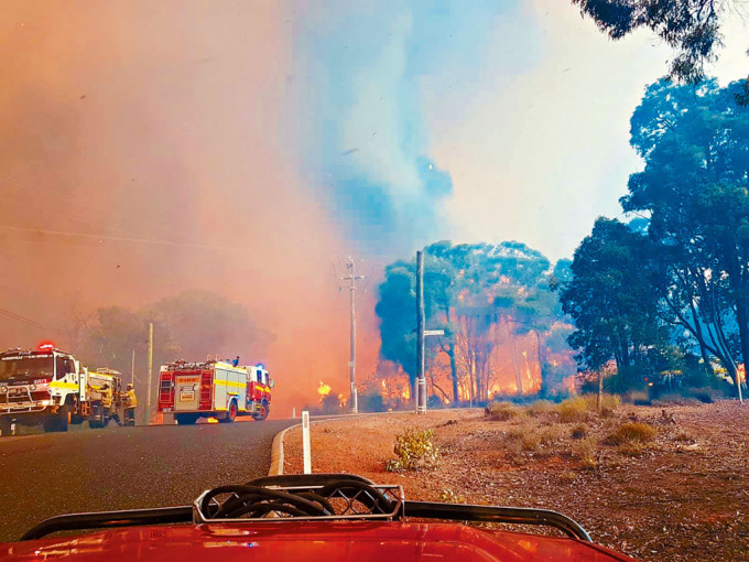 消防员2021年在珀斯附近扑灭山火。