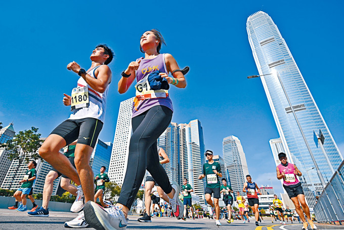 ■停办近两年的渣打马拉松昨日复办，超过一万五千名跑手出赛。
