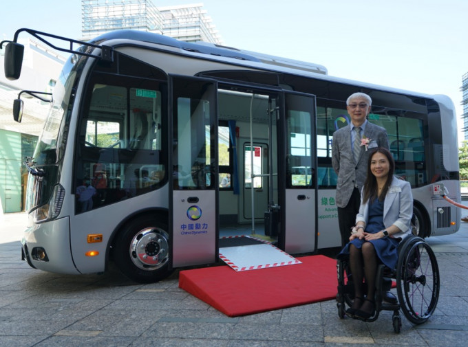 中国动力自主研发的纯电无障碍智能小巴正式登陆香港，成为本港首辆电动无障碍小巴。