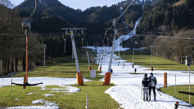 瑞士、奧地利、等國有滑雪勝地的滑雪場「唔夠雪」而被迫關閉。  AP