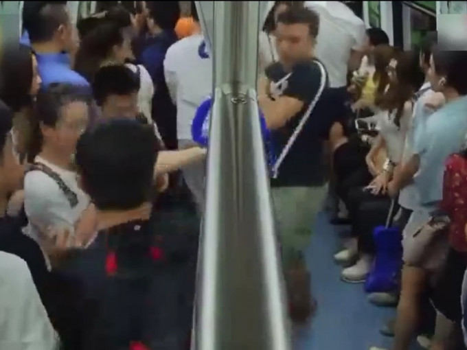 深圳一名男子为拍摄短片赢取人气及点击率，在地铁造谣引起公众恐慌。  影片截图