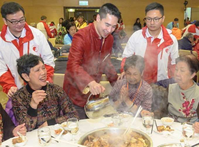 新鸿基地产举办盆菜宴，招待来自西贡及黄大仙区近1000位长者。
