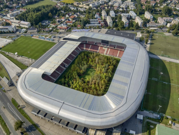 奧地利一個足球場在中央草坪上種植接近300棵樹，把球場變身成為一座森林。網圖