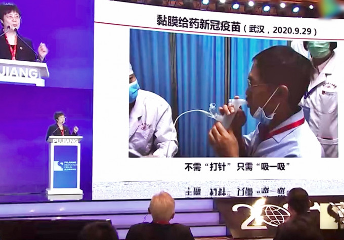 研𡨨團隊去年9月在武漢展開吸入式疫苗臨牀實驗。網圖