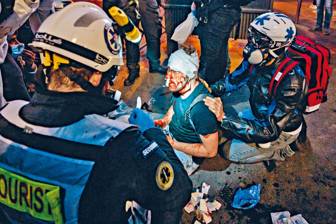 ■醫護人員協助受傷的敍利亞攝影記者阿爾哈比。