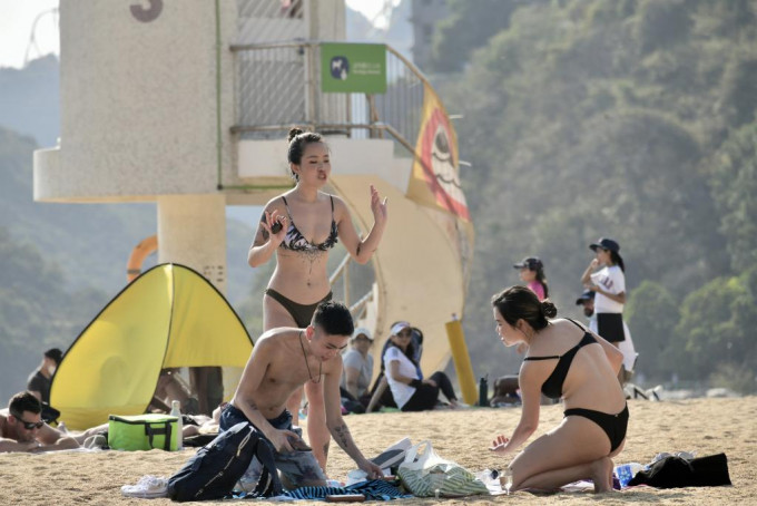 上月有不少巿民到沙灘消暑。（資料圖片）