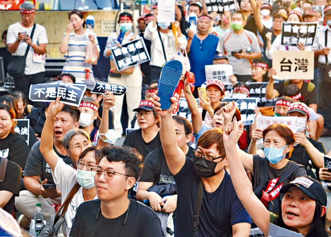台湾近期的国会改革争议，导致政党走上街头示威。