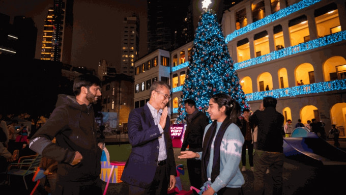 陳茂波（中）日前到了位於中環荷里活道的大館，感受香港獨特的聖誕氣氛，並跟市民和遊客交流。陳茂波網誌