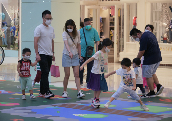 調查指逾半港家長將4成收入撥子女未來儲備。 資料圖片