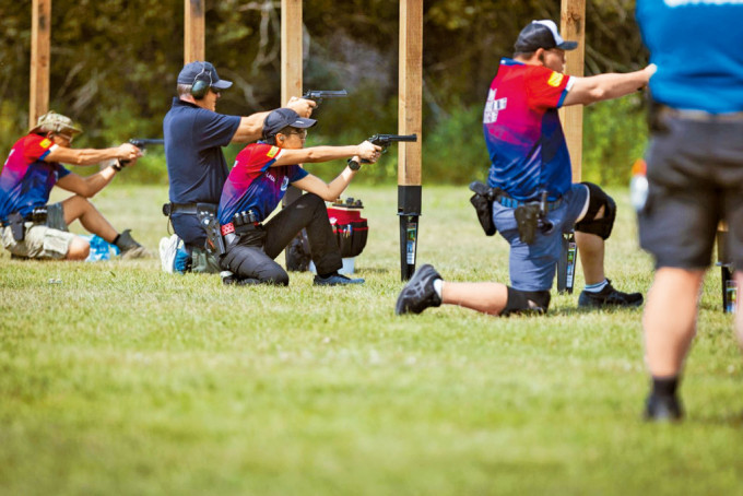 警察射擊會成員參加警察手槍戰鬥射擊賽(PPC)，需於不同距離、規定時間內完成站立射擊、跪射、坐射等，考驗選手的體能與射擊速度。
