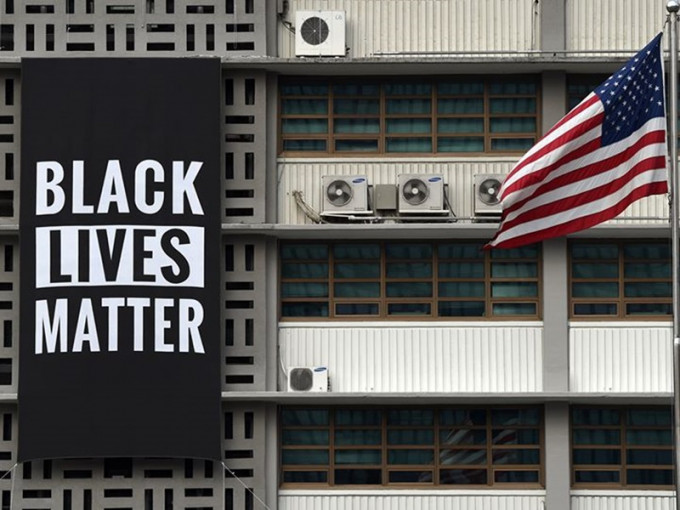 美國駐首爾大使館外牆掛出「黑人生命也是命」巨型橫額。USEmbassySeoul fb