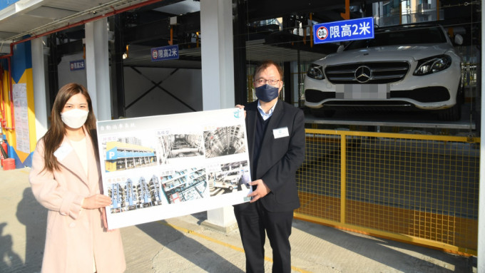 運輸署首席項目統籌鄧錦輝（右），介紹自動泊車系統。 何健勇攝
