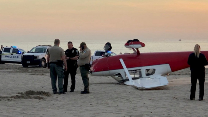 小型機失事墜落沙灘上反轉。REUTERS