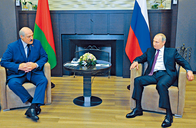 ■普京在索契与白俄总统卢卡申科会谈。