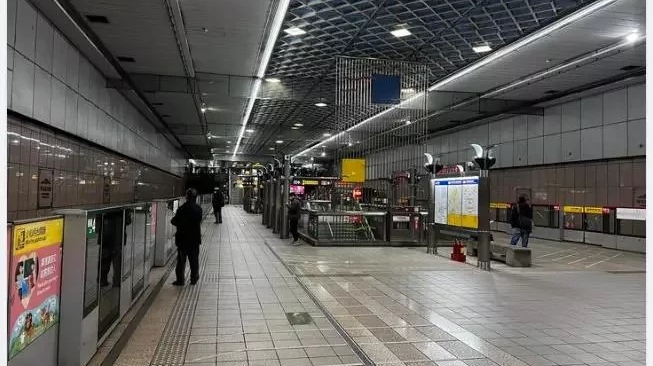 除夕前的台北捷运站如空城。