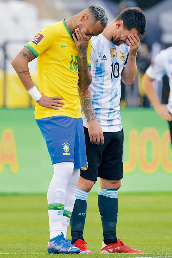 巴西主场大战阿根廷开赛仅六分钟即腰斩，美斯（右）与好友尼马相当无奈。