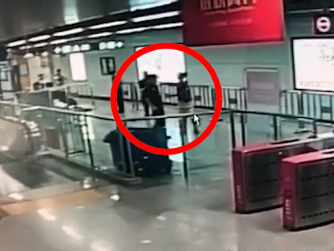 深圳男子手持不明液体进地铁拒绝检测，还将其强灌到安检员口中。（网图）