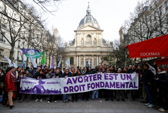 法國參議院有大批人士舉行示威，強調墮胎是婦女基本權利。路透社