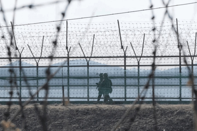 南韩士兵在坡州市沿著靠近北韩边境的铁丝网巡逻。 美联社