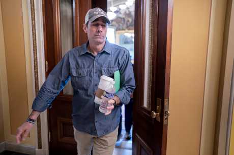 共和黨談判代表格雷夫斯被記者拍到突然離開國會山莊的會議室。美聯社
