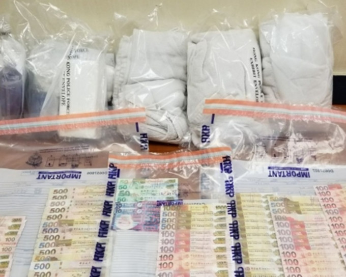 警员检获约2.3万元现金、8支按摩油、4盒纸巾及8条毛巾等。警方图片