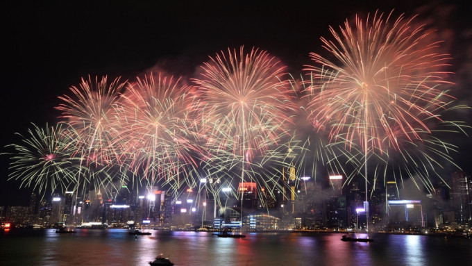 十一國慶煙花匯演將於當晚9時維多利亞海港上空舉行。資料圖片