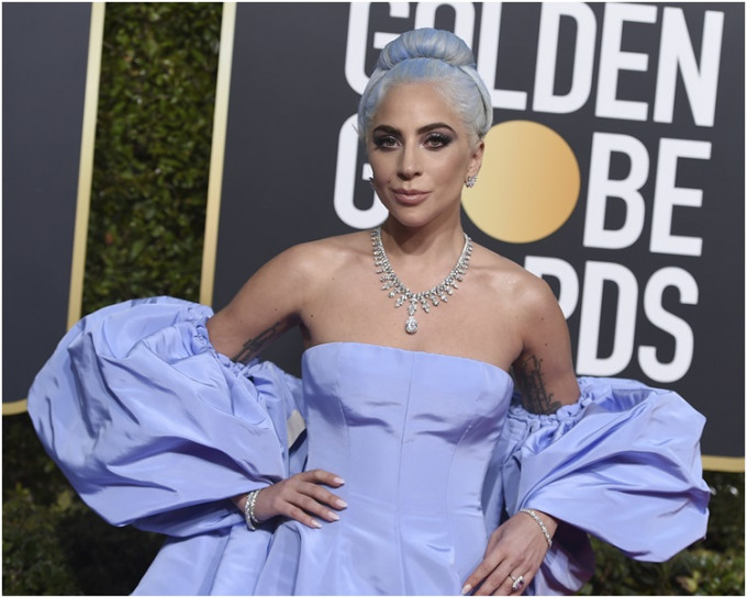 Lady Gaga由頭到腳全身粉藍色化成灰姑娘。AP