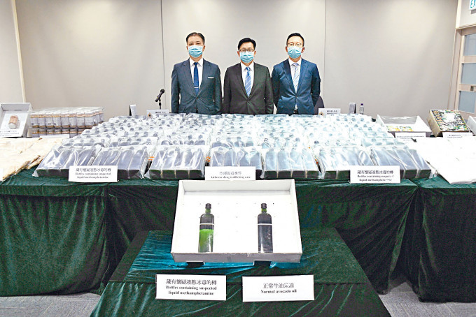 ■（左起）陈绍裘、李锦荣及刘良智，讲述海关破获毒品案经过。