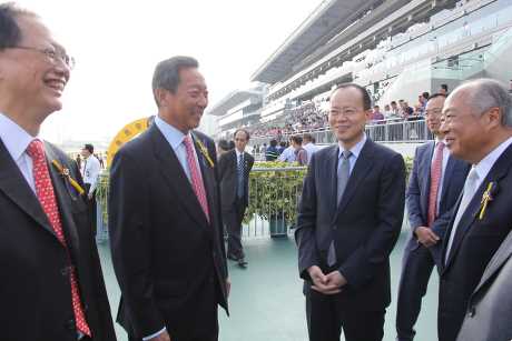 中联办副主任杨健（右二）遭免职。资料图片