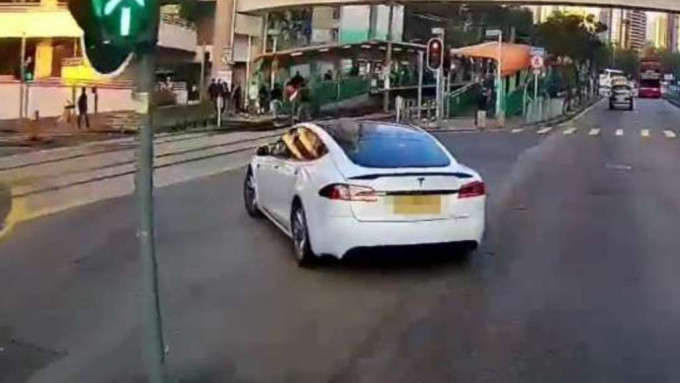 涉案Tesla当日横越轻铁路轨驶入天耀邨。网上片段