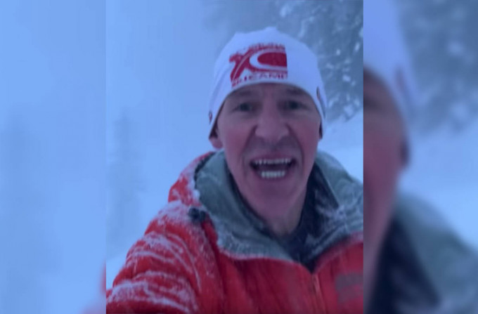 男子慢跑遇上雪崩。影片截圖