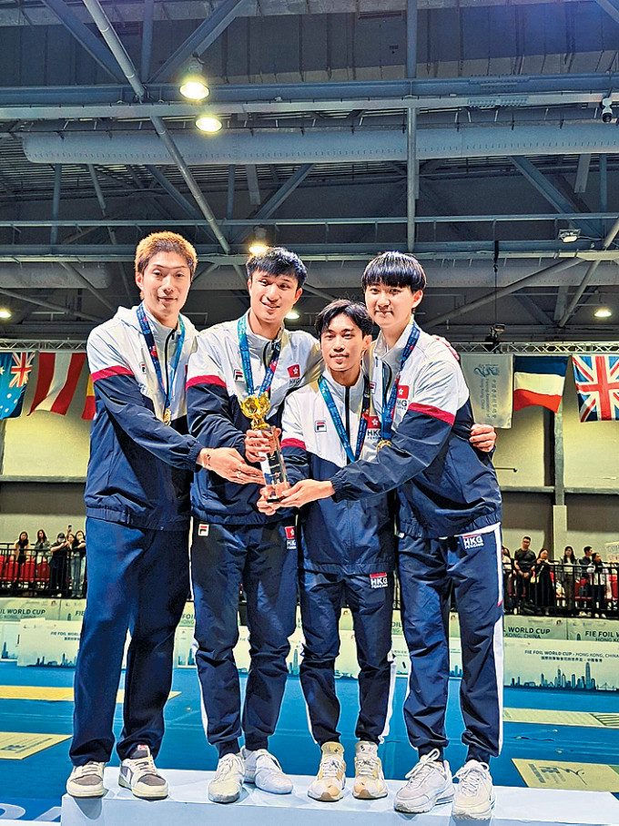 左起：張家朗、蔡俊彥、李逸朗及梁千雨締造香港隊首奪世界盃花劍團體冠軍的歷史。