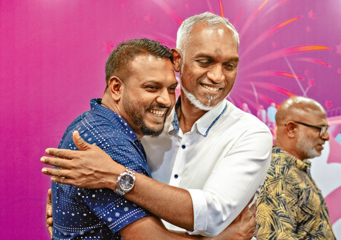 當選馬爾代夫新任總統的穆伊祖（右）與支持者擁抱。