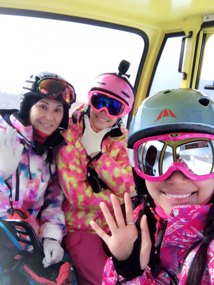 寇鸿萍(左)与女儿到北海道滑雪。