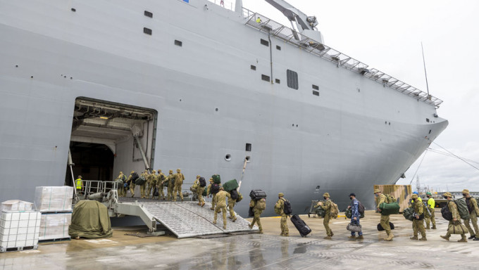 澳洲支援湯加軍艦將重要救援物資上載。AP圖片