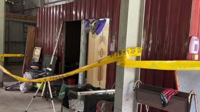 台东一间木厂发生怀疑凶杀案，一名工人于凌晨疑被前同事打伤头部死亡，警方围封现场调查。中时图片