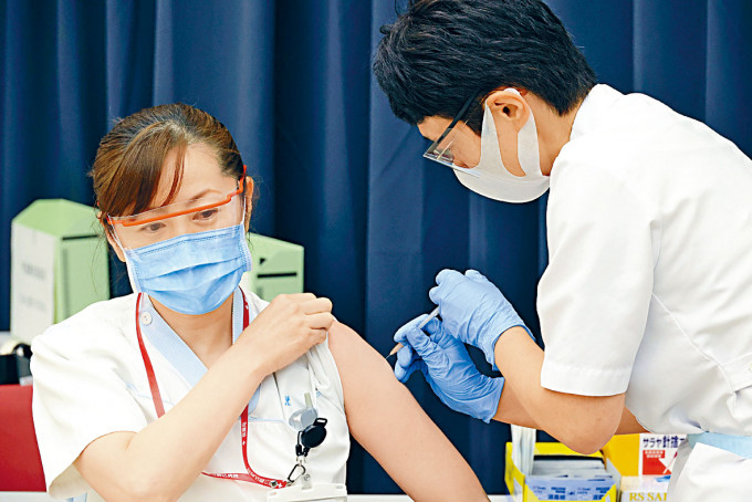 医护在东京都一所医院接种辉瑞疫苗。