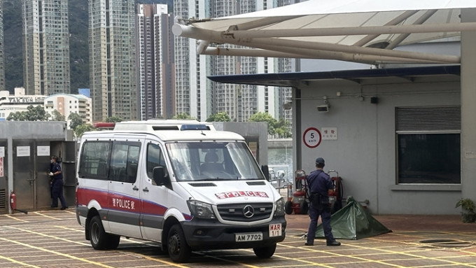 遗体被送往马料水水警基地。梁国峰摄