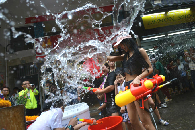 九龙城泼水节市民泰国人大玩水战