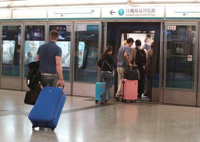 港铁表示，会密切留意明日机场快綫各车站及车务情况，在有需要时灵活调配人手。 资料图片