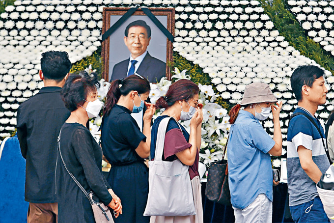 首爾市民周日到設於市政廳廣場的靈堂，向朴元淳致哀。