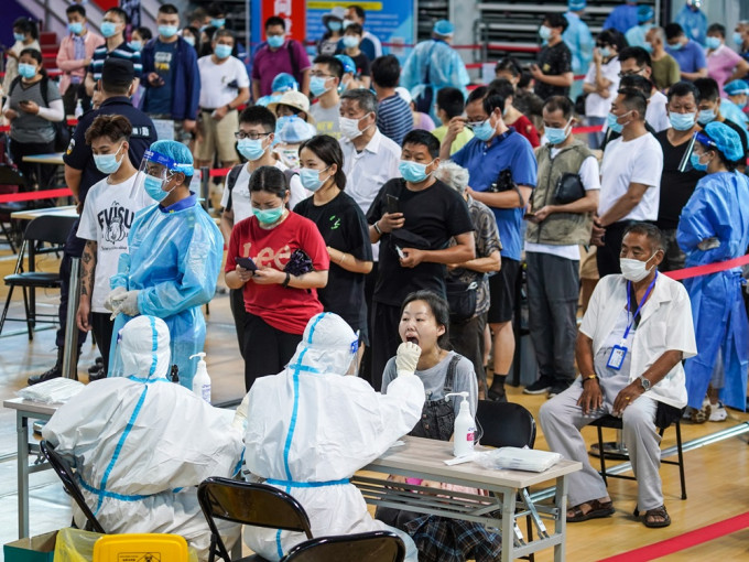 南京继续进行大规模新冠病毒筛检。新华社图片