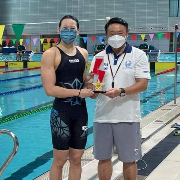 何诗蓓(左)打破女子200米混合泳短池香港纪录。香港游泳教练会图片