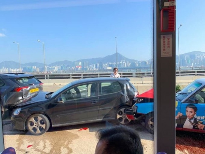 东区走廊3车相撞意外 。香港突发事故报料区网民：Victoria Lam